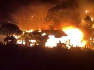 Подробнее о статье Дома сожжены дотла: город в соседней стране охватил разрушительный пожар