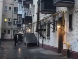 Подробнее о статье «Издавал неестественные звуки»: квартиру силовика, выбросившего в окно путану, вскрывала полиция