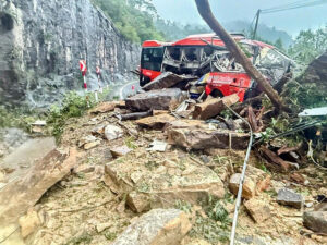 Подробнее о статье Минимум 6 человек погибли в результате жуткого схода оползня на пассажирский автобус