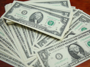 Подробнее о статье Мошенники похитили у жертвы золото, доллары и дирхамы