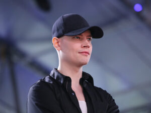 Подробнее о статье Наставница певца SHAMAN стала жертвой коммунального мошенника: обманул как Афоня