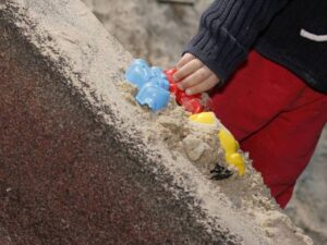 Подробнее о статье Несколько школ закрылось из-за отзыва токсичного песка для игр