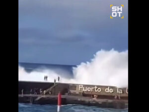 Подробнее о статье Несколько туристов смыло огромной волной в море