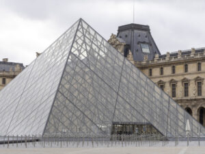 Подробнее о статье Ограбление Лувра: женщине и мужчине предъявлены обвинения