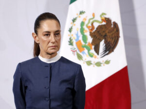 Подробнее о статье Пьяный мужик облапал женщину-президента в присутствии толпы