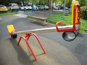 Подробнее о статье После взрыва в Красногорске психолог напомнила, как объяснить детям опасность найденных предметов