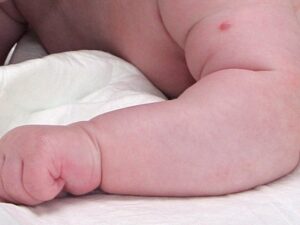 Подробнее о статье Родители закрыли 3-летнего ребенка в ящике комода, поверив, что он демон