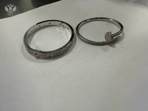 Подробнее о статье Россиянин пытался провезти в кроссовках браслеты ценой в 2 миллиона