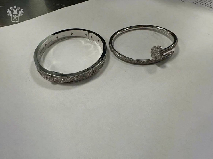 Подробнее о статье Россиянин пытался провезти в кроссовках браслеты ценой в 2 миллиона