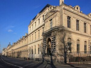 Подробнее о статье Среди участников ограбления Лувра обнаружили настоящую звезду соцсетей