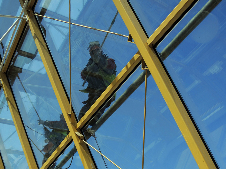 Подробнее о статье Старейший альпинист Москвы упал с крыши двухэтажного здания и сломал нос