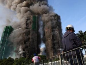 Подробнее о статье Трое арестованы после страшного пожара в высотном жилкомплексе с десятками жертв