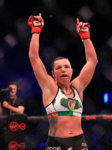 Подробнее о статье Женщина боец MMA избила двух полицейских в салоне самолета