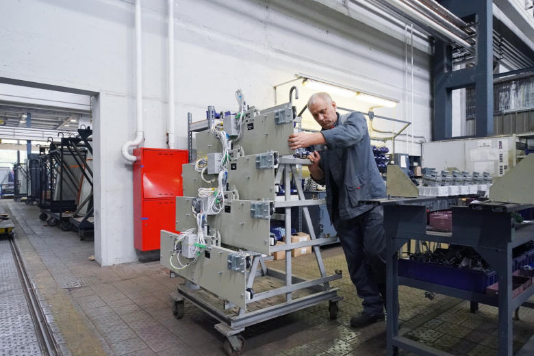 Подробнее о статье Аналитики отметили в России рост зарплат инженеров и рабочих