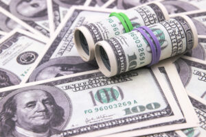 Подробнее о статье Эксперт рассказал, кому стоит держать накопления в долларах и евро