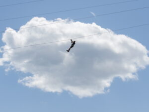 Подробнее о статье Мужчина погиб в результате обрушения туристического зиплайна: упал с 25 метров