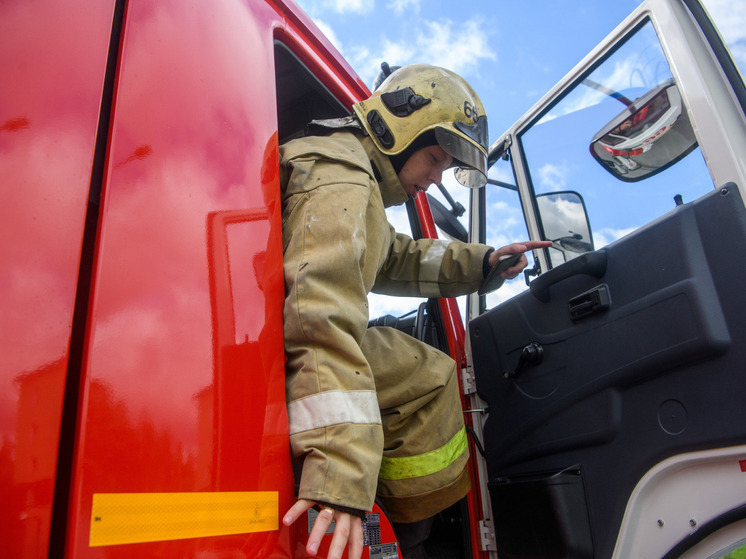 Подробнее о статье На Ямале в Уренгое загорелось здание с магазинами, обрушилась крыша