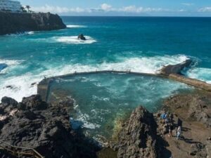 Подробнее о статье На популярном курорте мощная волна насмерть смыла четырех пловцов из бассейна в океан