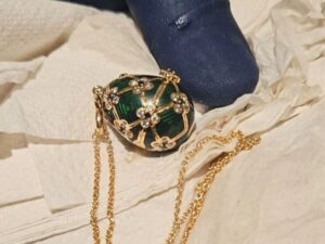 Подробнее о статье Неаппетитная история: полиция дождалась драгоценность Фаберже из кишечника злоумышленника