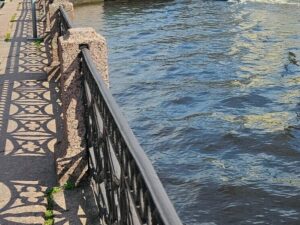 Подробнее о статье Пробили ограждение и ушли на дно: ночная трагедия в Петербурге