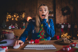 Подробнее о статье Вам положены скидки, выплаты, выигрыши: топ новогодних разводок мошенников