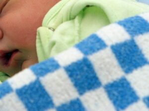 Подробнее о статье Задержана бабушка, оставившая в подъезде новорожденного внука