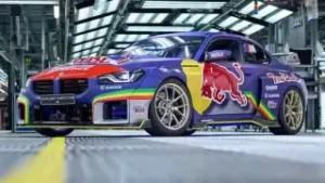 Подробнее о статье 1000-сильный BMW M2 дрифтует на историческом заводе в Мюнхене. Видео