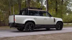 Подробнее о статье Land Rover показал две версии безумного пикапа Defender