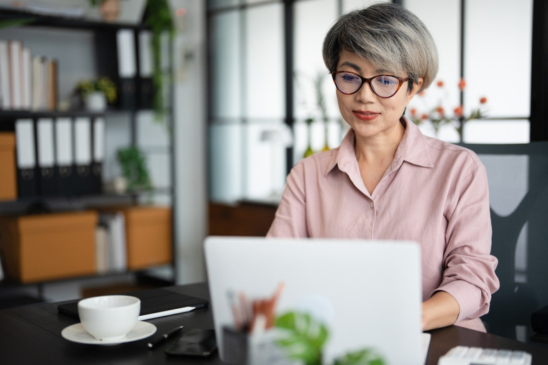 Подробнее о статье Фриланс без соцпакета или работа по найму — что выбрать в 2026 году