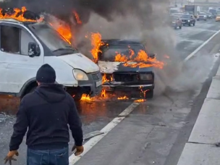 Подробнее о статье На МКАД после ДТП горят две машины